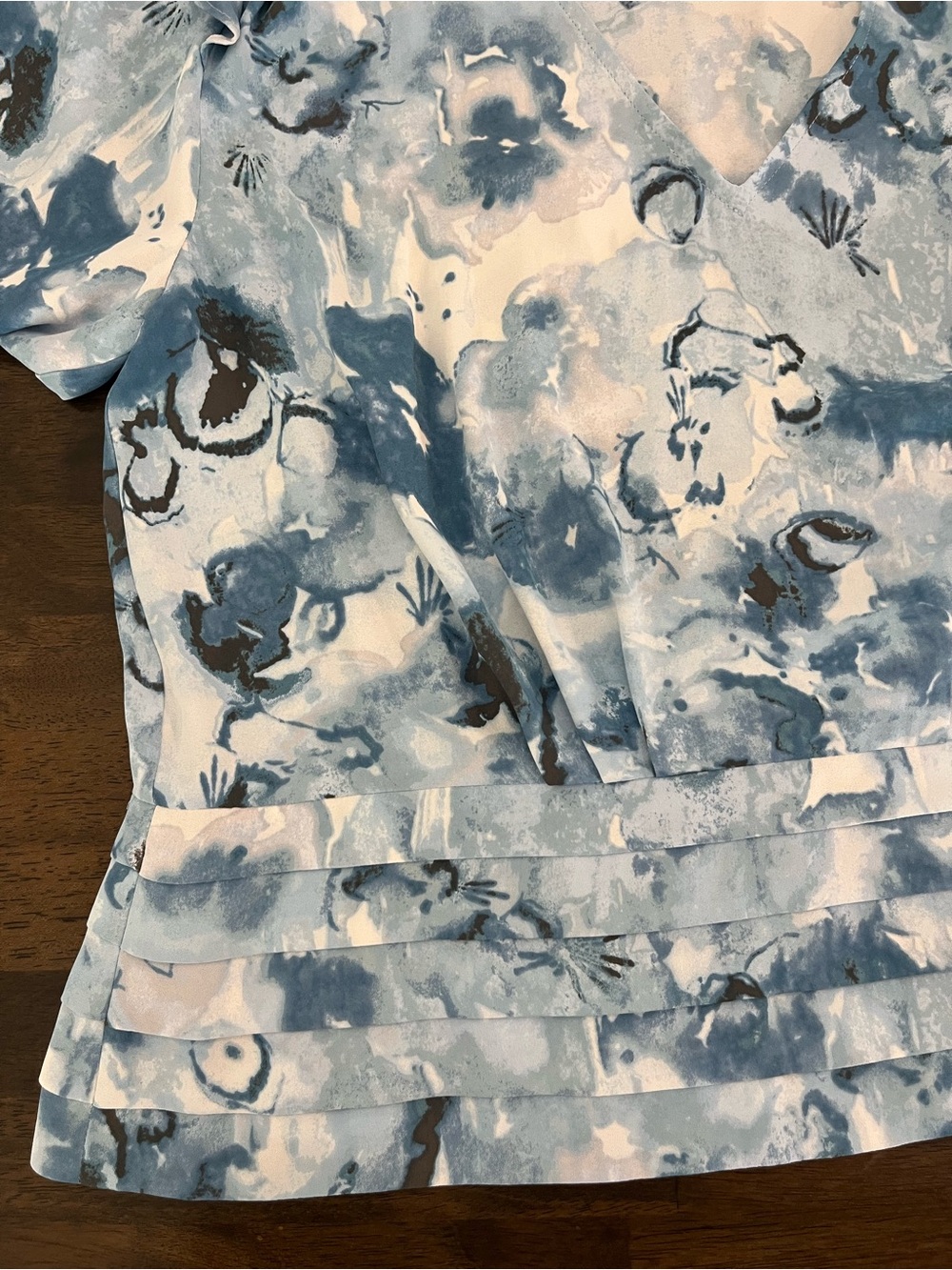 White House Black Market Blue and White Floral V-Neck Long-Sleeve Blouse Sz 8 - Picture 8 of 13